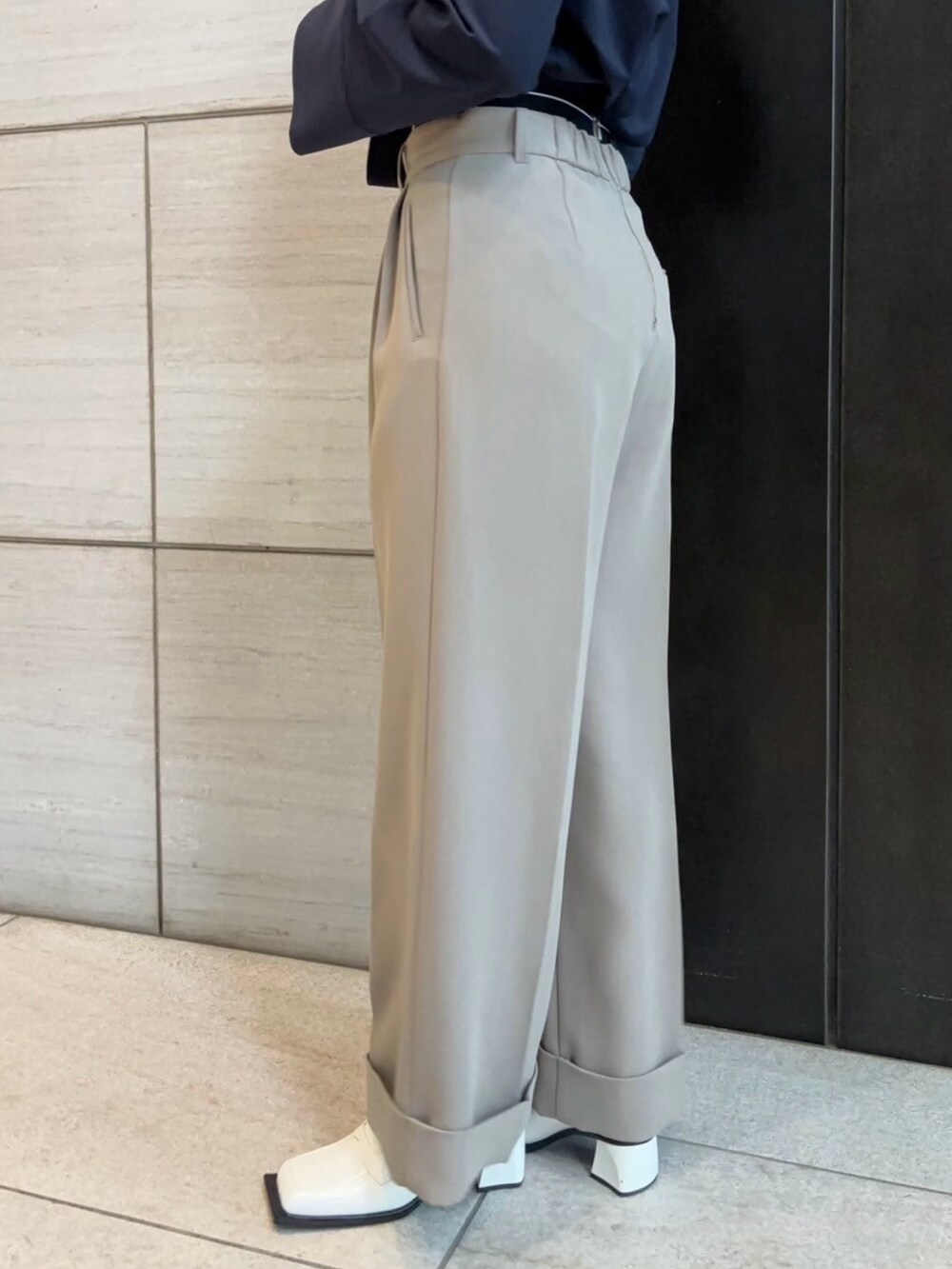 ベージュ系のその他パンツ、ブルー系のシャツ/ブラウスを着用したレディースの春コーディネートの8枚目の写真