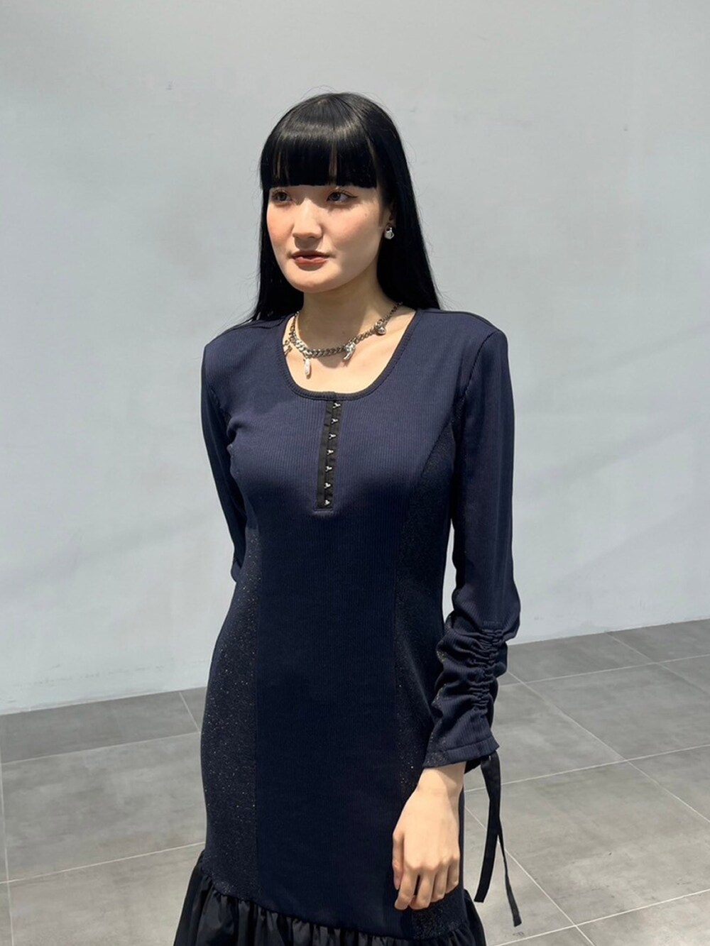 ブルー系のワンピースを着用したレディースの秋コーディネートの4枚目の写真