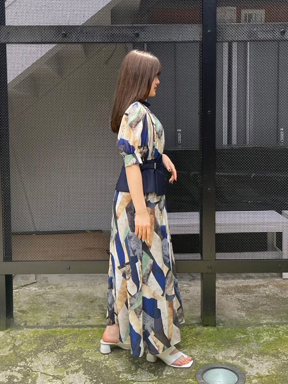 ブルー系のワンピースを着用したレディースの春コーディネートの4枚目の写真