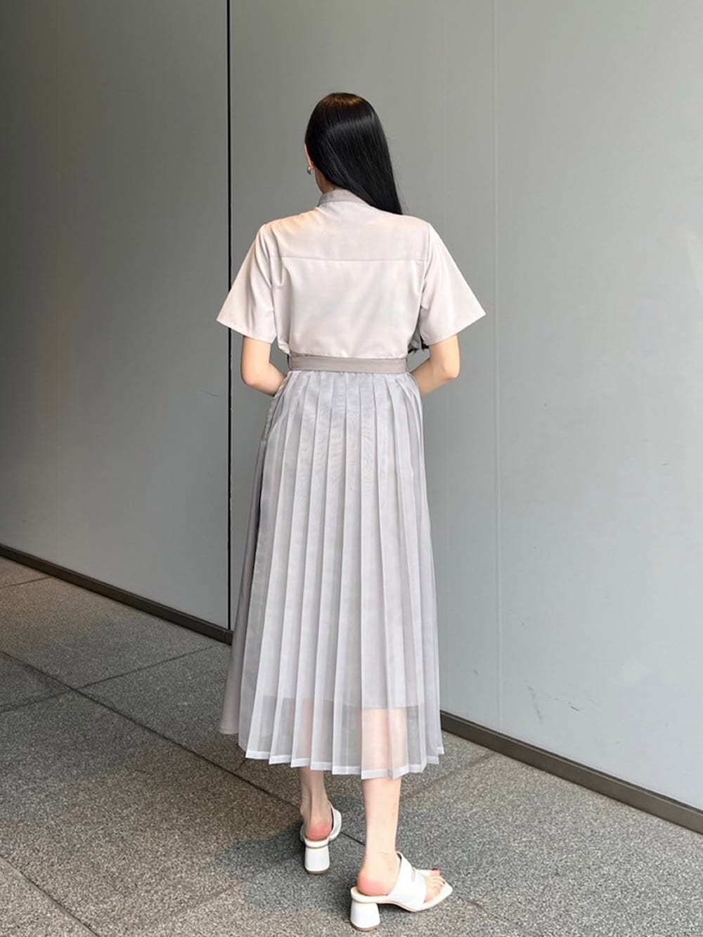 ホワイト系のシャツワンピースを着用したレディースの夏コーディネートの2枚目の写真