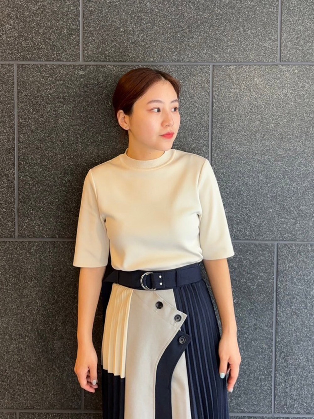 ホワイト系のニット/セーター、ブルー系のスカートを着用したレディースの夏コーディネートの4枚目の写真