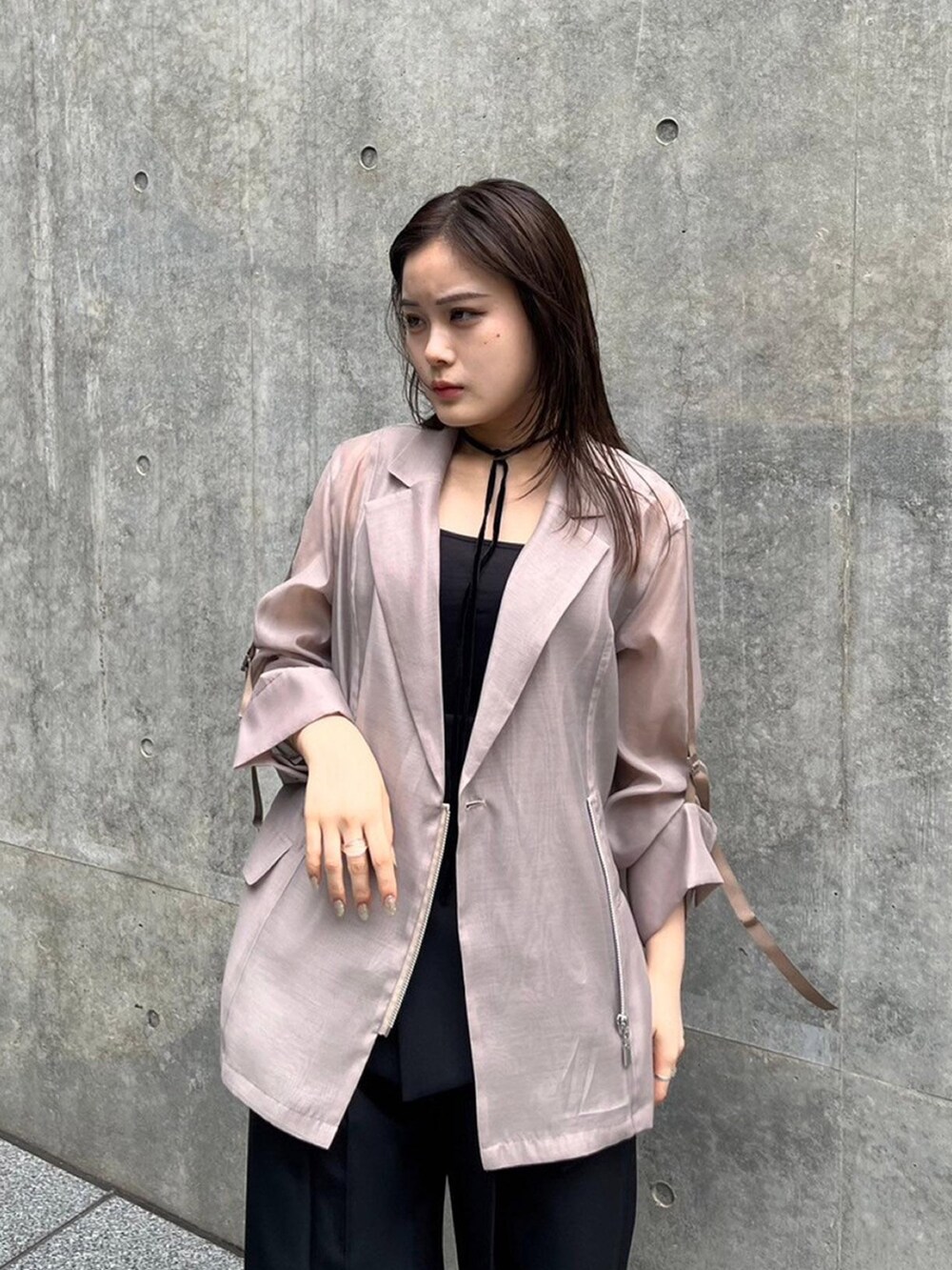 ベージュ系のテーラードジャケット、ブラック系のその他パンツを着用したレディースの夏コーディネートの2枚目の写真