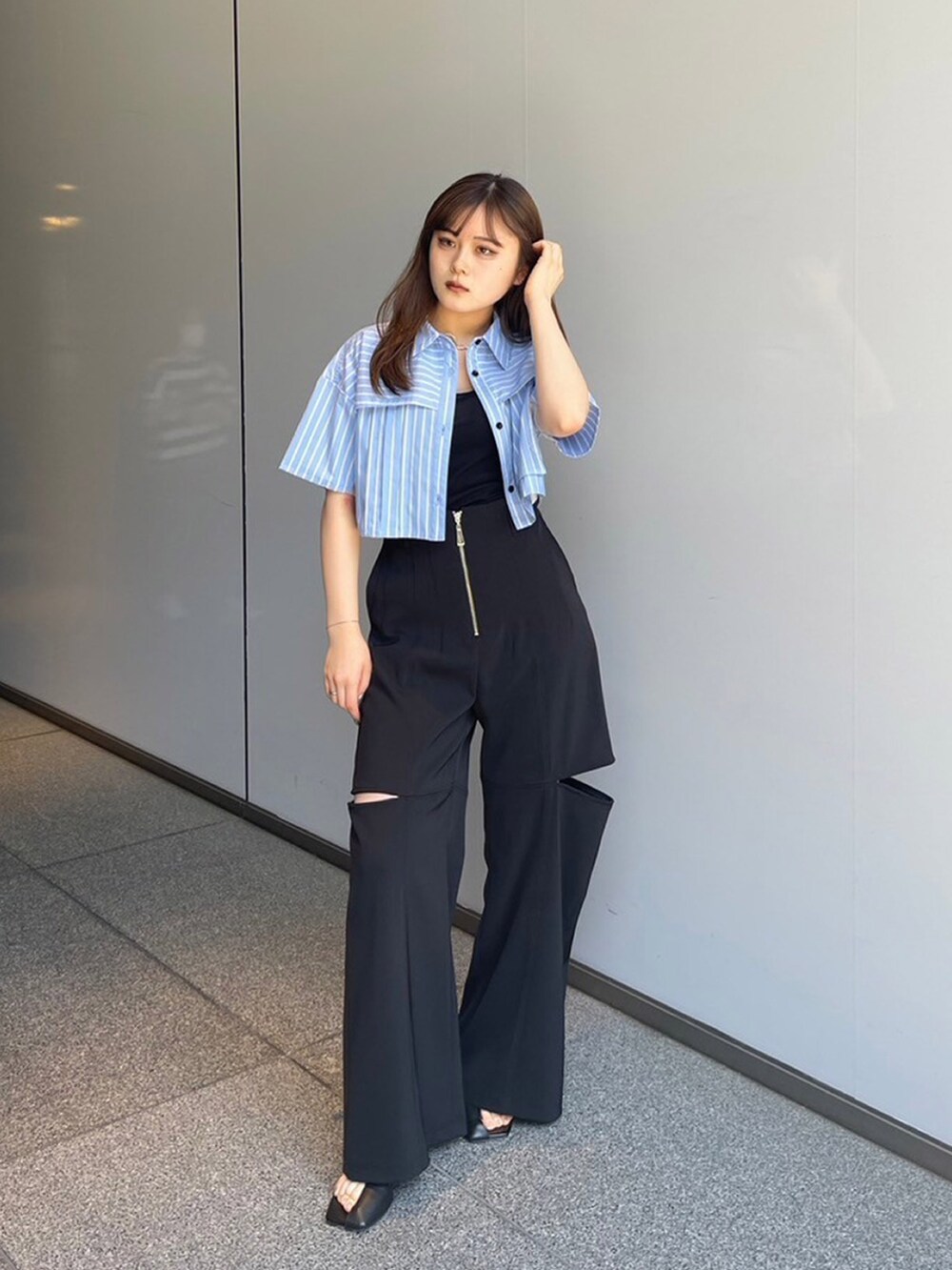 ブルー系のシャツ/ブラウス、ブラック系のその他パンツを着用したレディースの夏コーディネートの2枚目の写真