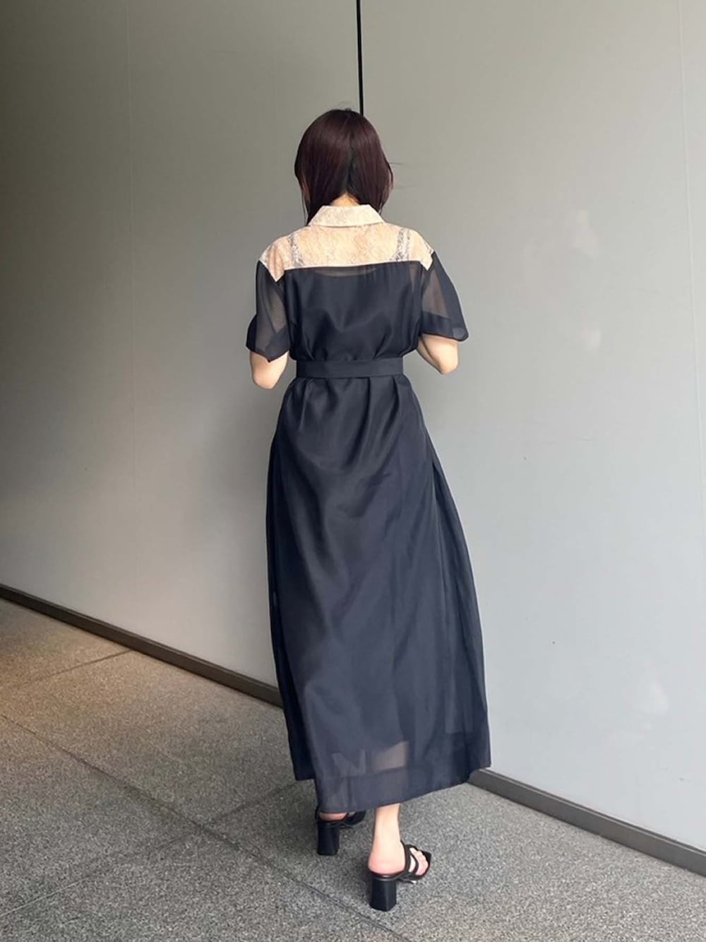 ブルー系のシャツワンピースを着用したレディースの夏コーディネートの3枚目の写真