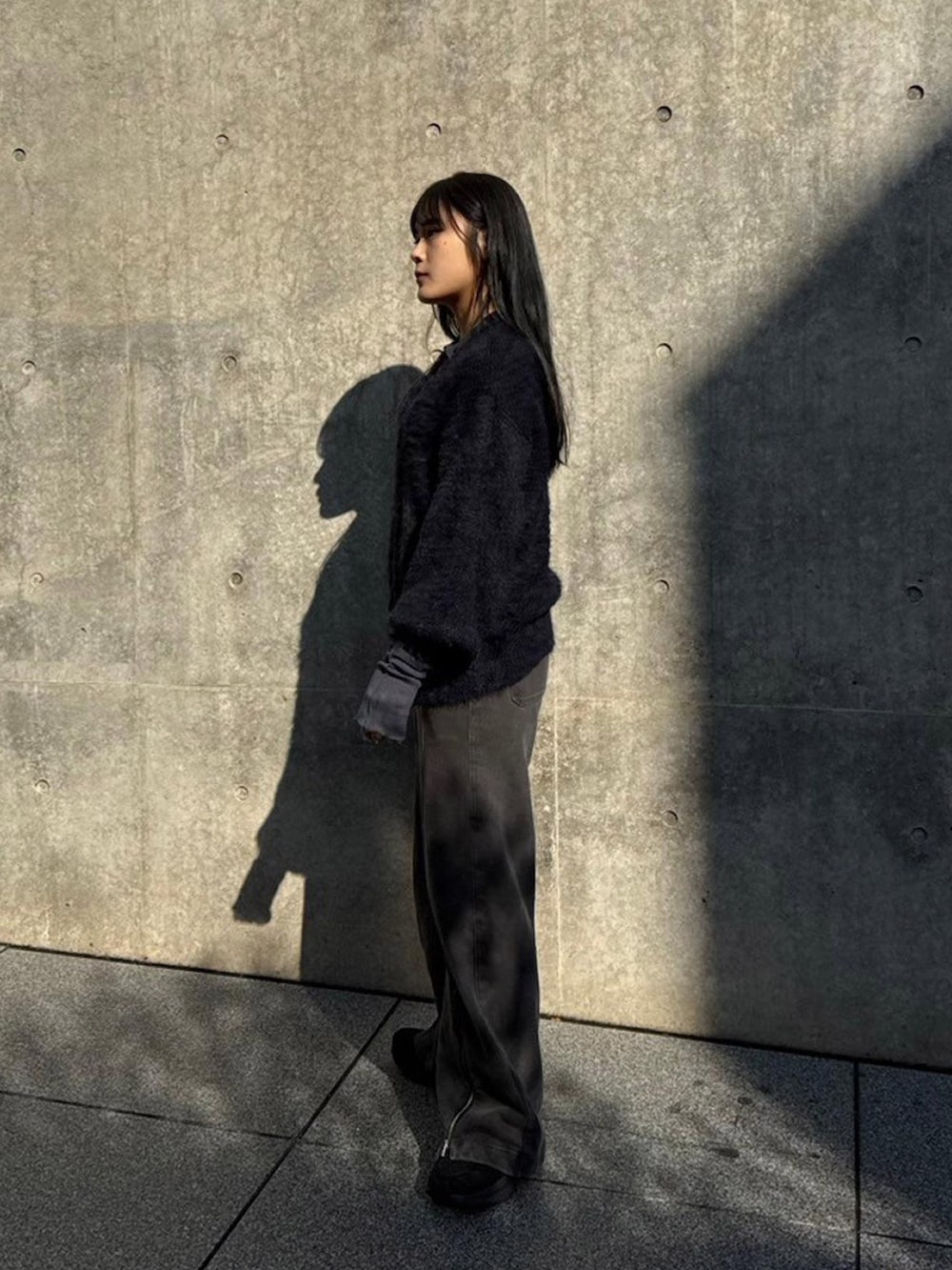 「UNITED TOKYOのシャギーモヘアカーディガン（カーディガン/ボレロ、ブラック系）」を使った、UNITED TOKYO STAFFさん（レディース・157cm）の秋コーディネートの2枚目の写真