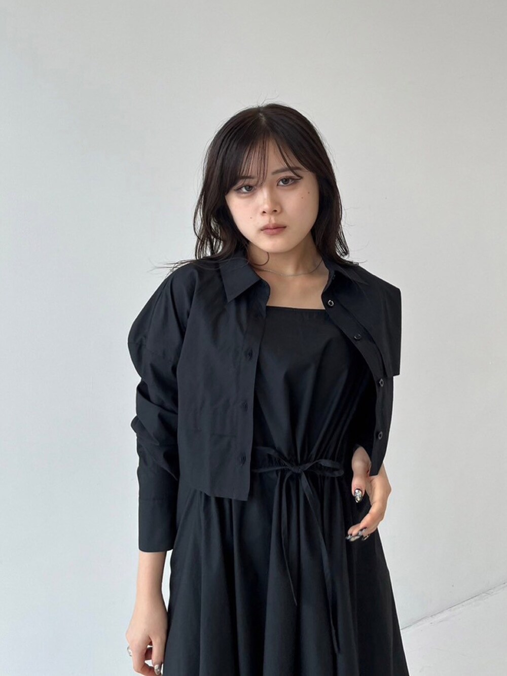 ブラック系のシャツワンピースを着用したレディースの秋コーディネートの4枚目の写真