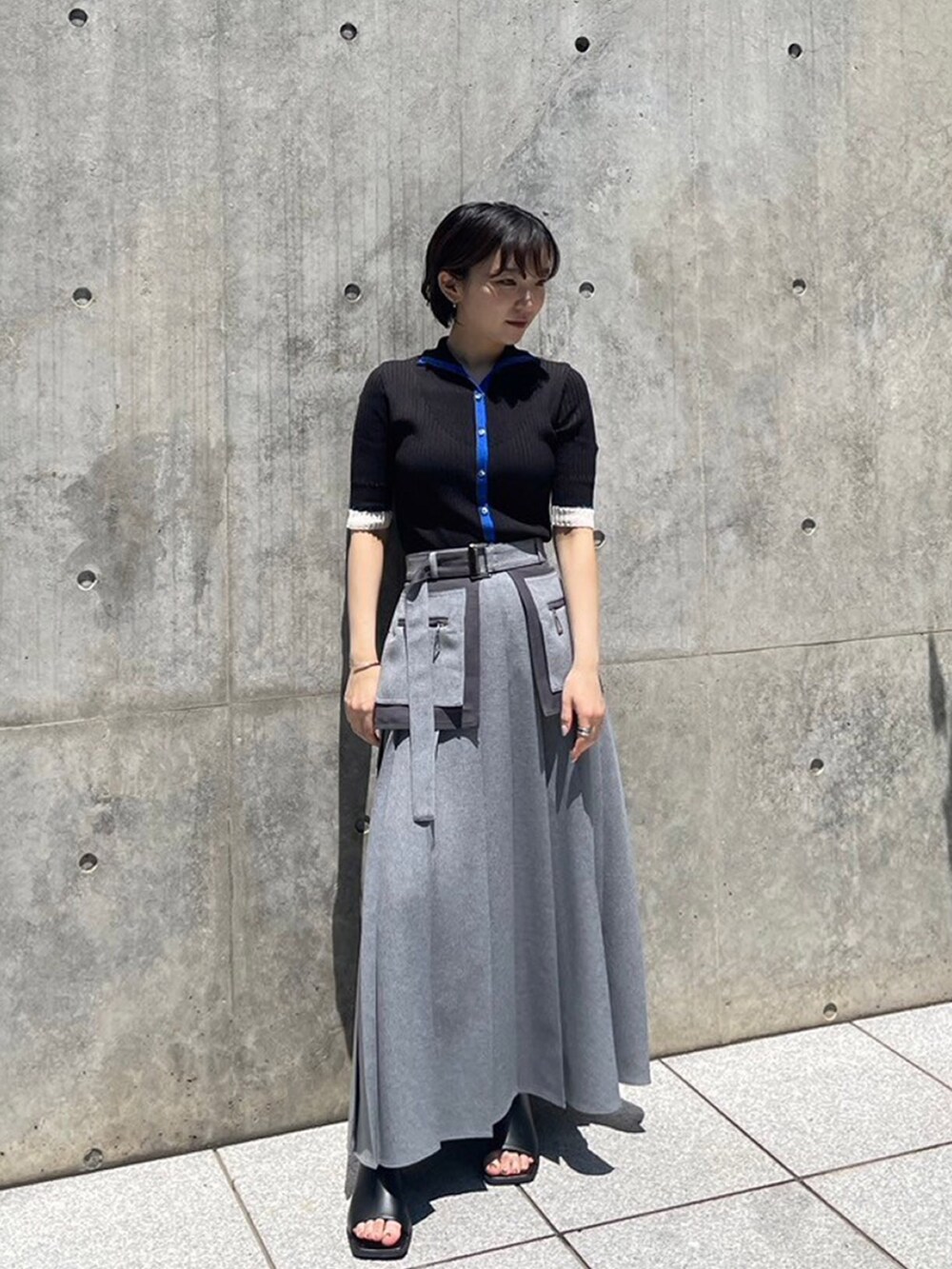 ブラック系のニット/セーターを着用したレディースの夏コーディネートの2枚目の写真