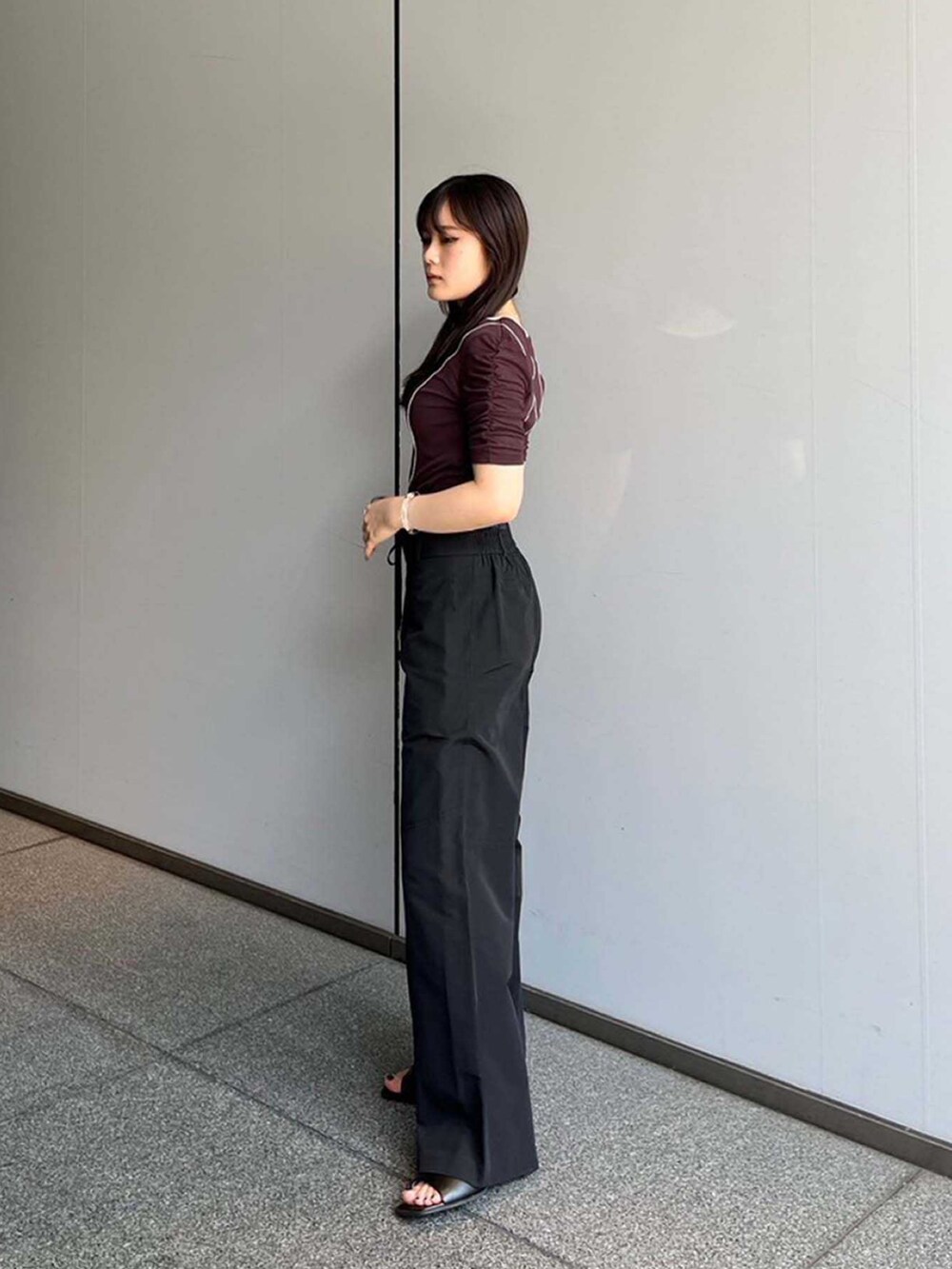 ブラウン系のTシャツ/カットソー、ブラック系のその他パンツを着用したレディースの夏コーディネートの3枚目の写真