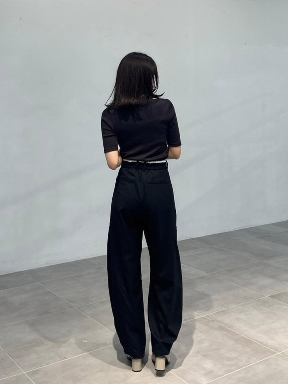 ブラウン系のTシャツ/カットソー、ブラック系のその他パンツを着用したレディースの秋コーディネートの3枚目の写真