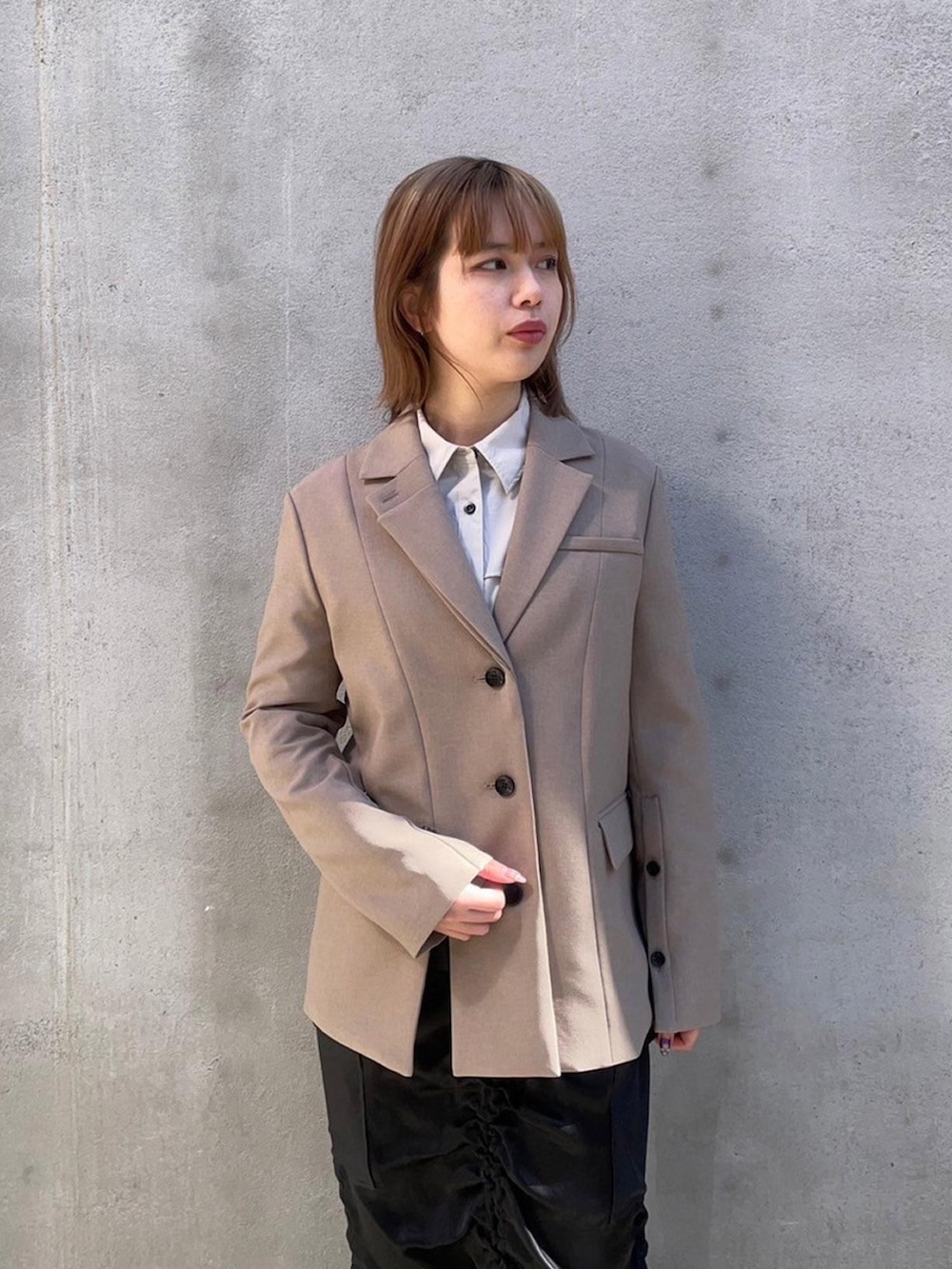 「UNITED TOKYOのオーバーレイヤースリットジャケット（テーラードジャケット、ベージュ系）」を使った、UNITED TOKYO STAFFさん（レディース・164cm）の春コーディネートの5枚目の写真