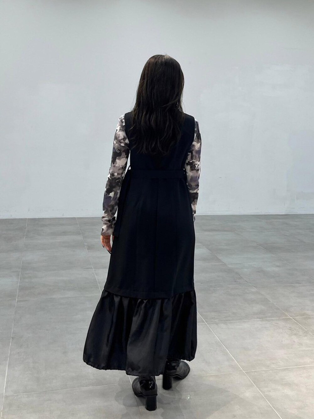 グレー系のTシャツ/カットソー、ブラック系のワンピースを着用したレディースの秋コーディネートの2枚目の写真