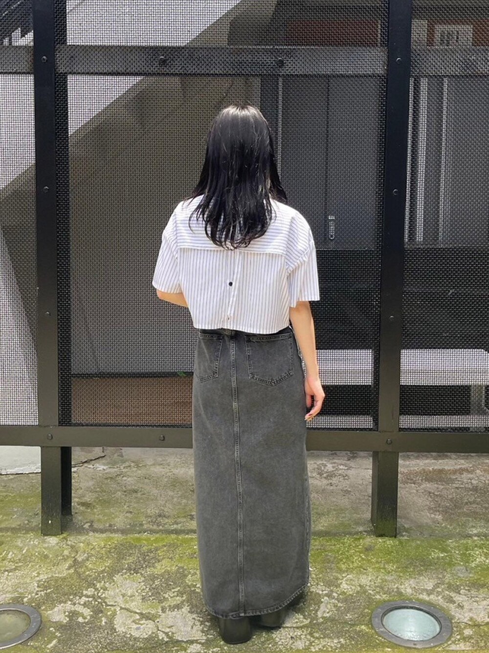 その他のシャツ/ブラウス、ブラック系のデニムスカートを着用したレディースの春コーディネートの3枚目の写真