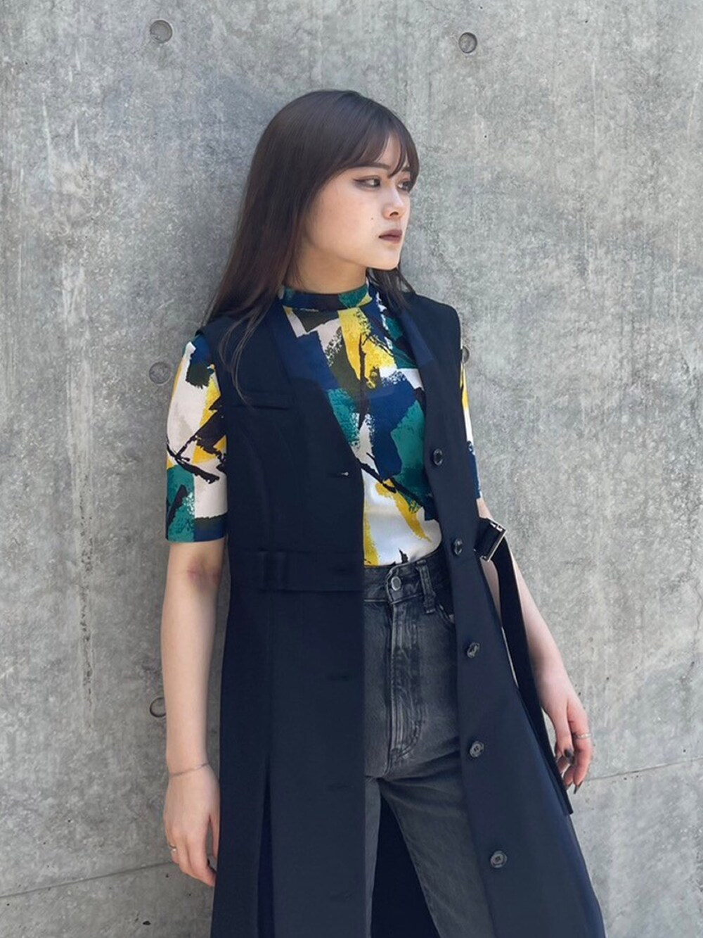 ブルー系のTシャツ/カットソー、ブラック系のワンピース、ブラック系のデニムパンツを着用したレディースの夏コーディネートの3枚目の写真