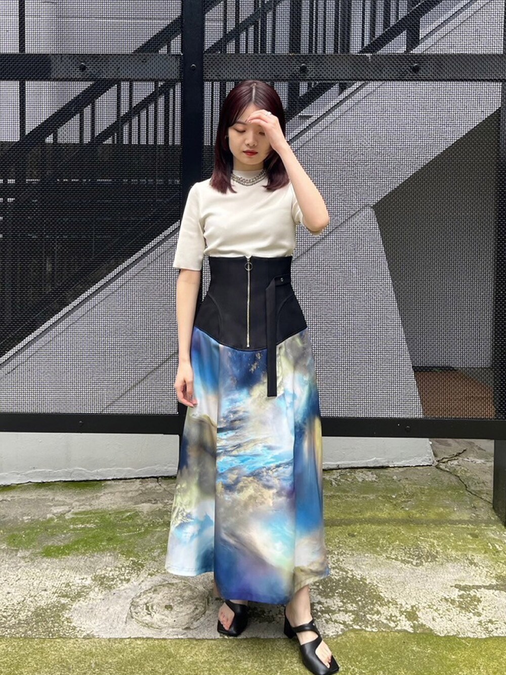 ホワイト系のニット/セーター、その他のスカートを着用したレディースの春コーディネートの5枚目の写真