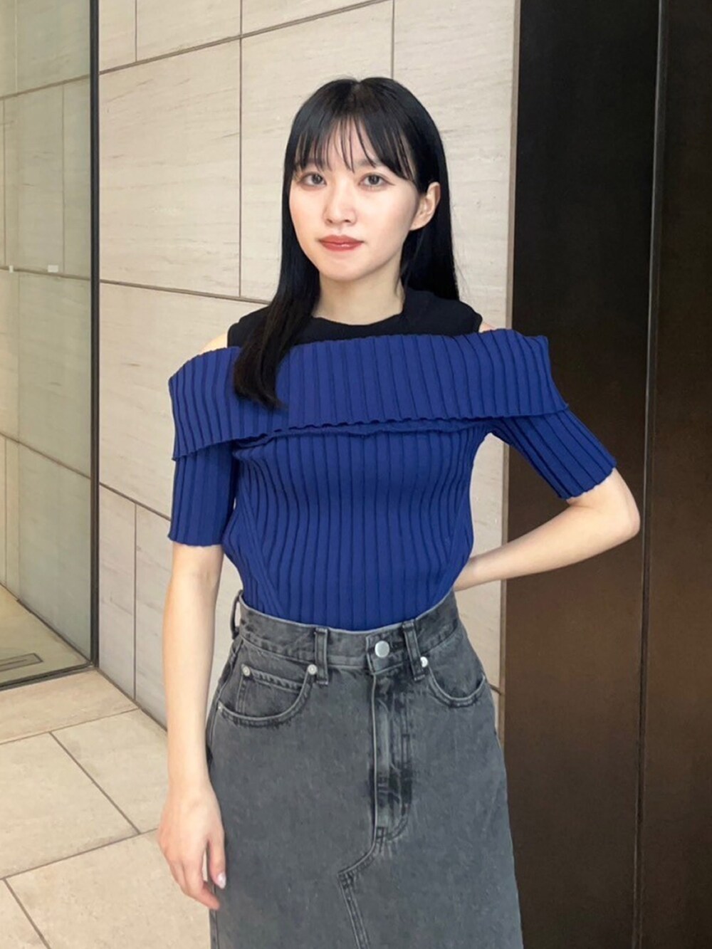 ブルー系のニット/セーターを着用したレディースの春コーディネートの5枚目の写真