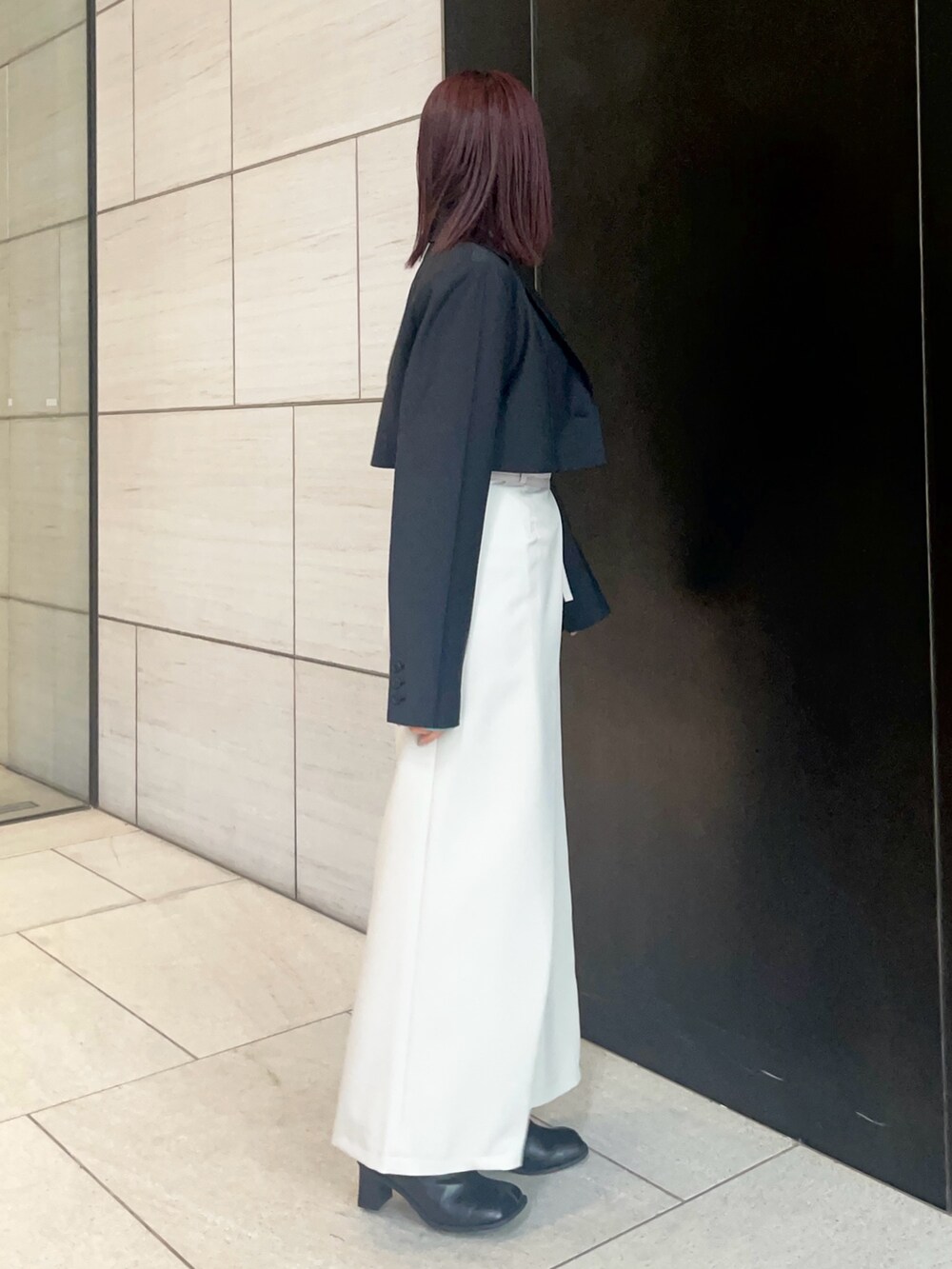 グレー系のスラックス、ブルー系のニット/セーターを着用したレディースの春コーディネートの4枚目の写真