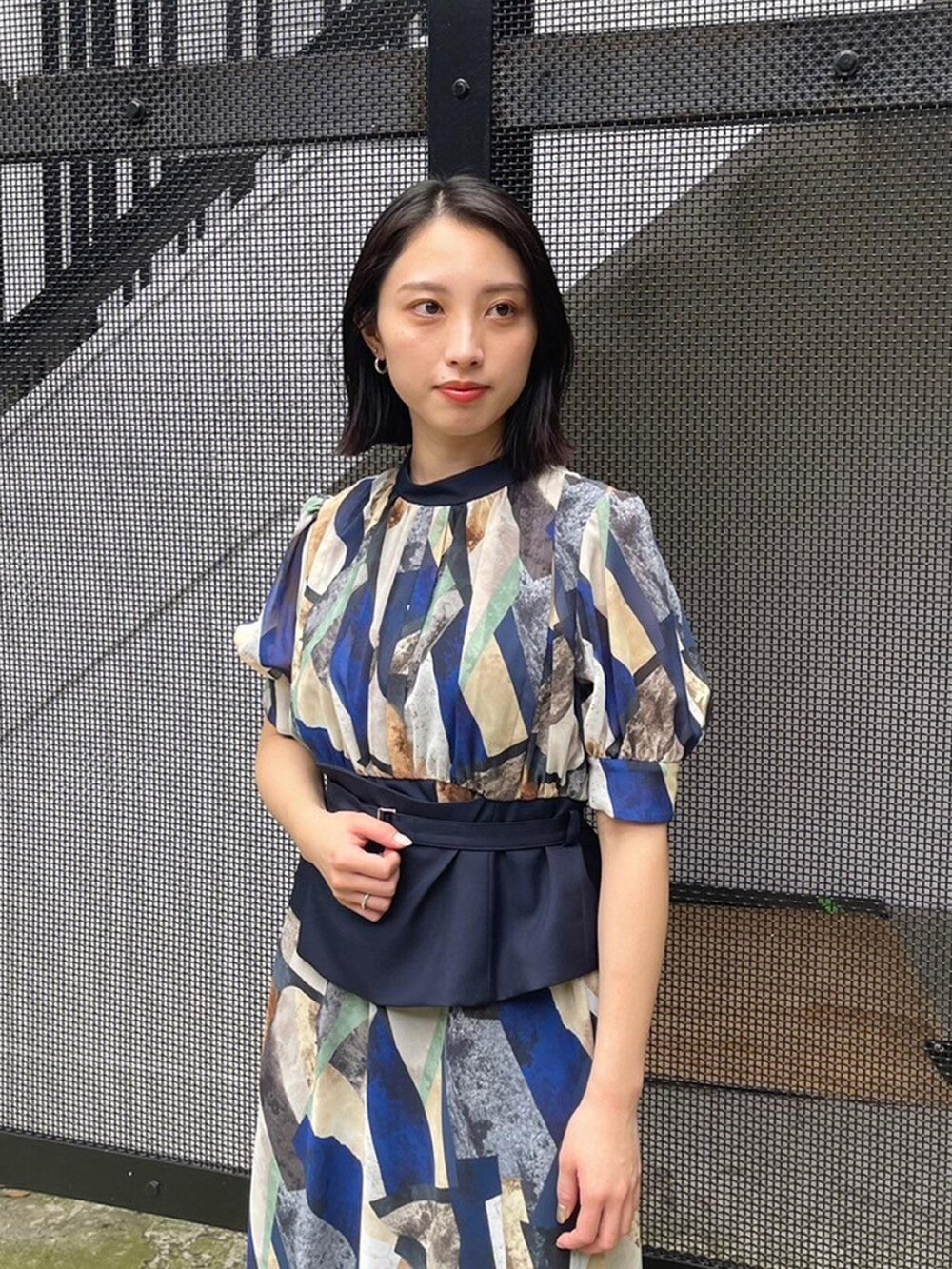 ブルー系のワンピースを着用したレディースの春コーディネートの5枚目の写真