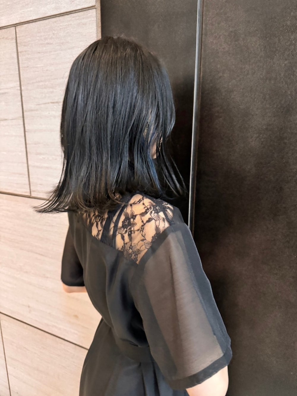 ブラック系のシャツワンピースを着用したレディースの春コーディネートの8枚目の写真