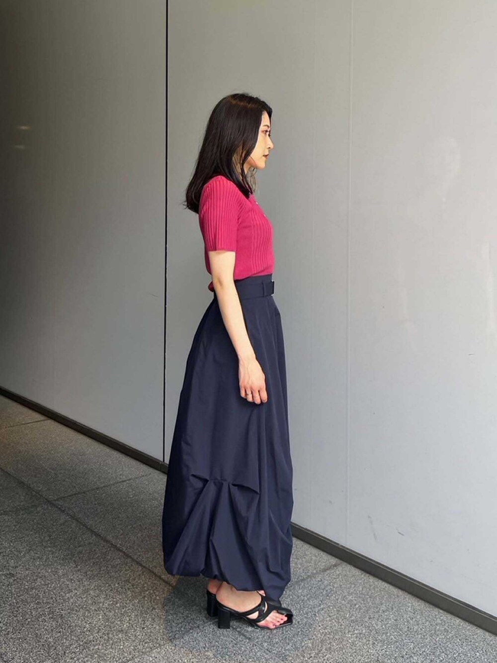 ピンク系のポロシャツ、ブルー系のスカートを着用したレディースの夏コーディネートの2枚目の写真