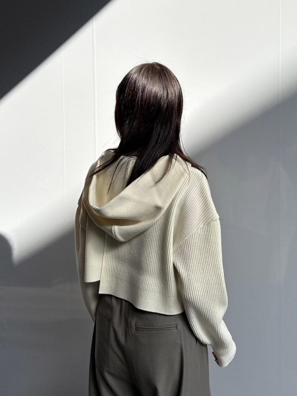 ホワイト系のニット/セーター、グリーン系のその他パンツを着用したレディースの秋コーディネートの6枚目の写真