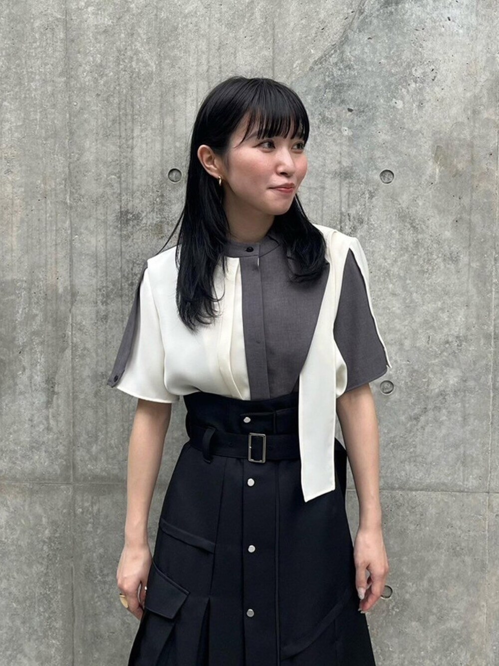 グレー系のシャツ/ブラウス、ブラック系のスカートを着用したレディースの春コーディネートの5枚目の写真