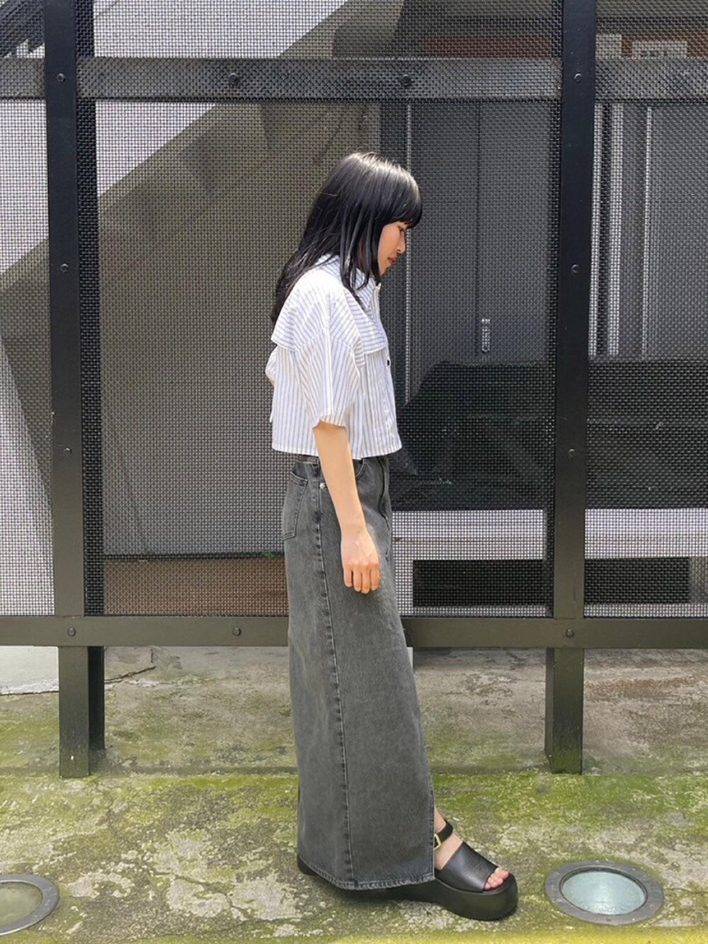 その他のシャツ/ブラウス、ブラック系のデニムスカートを着用したレディースの春コーディネートの2枚目の写真