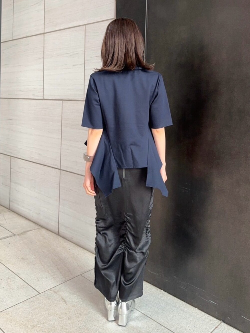 ブルー系のTシャツ/カットソー、ブラック系のスカートを着用したレディースの春コーディネートの3枚目の写真