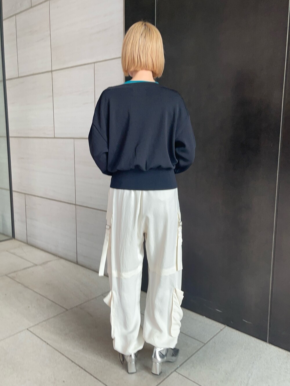 ブラック系のカーディガン/ボレロを着用したレディースの春コーディネートの3枚目の写真