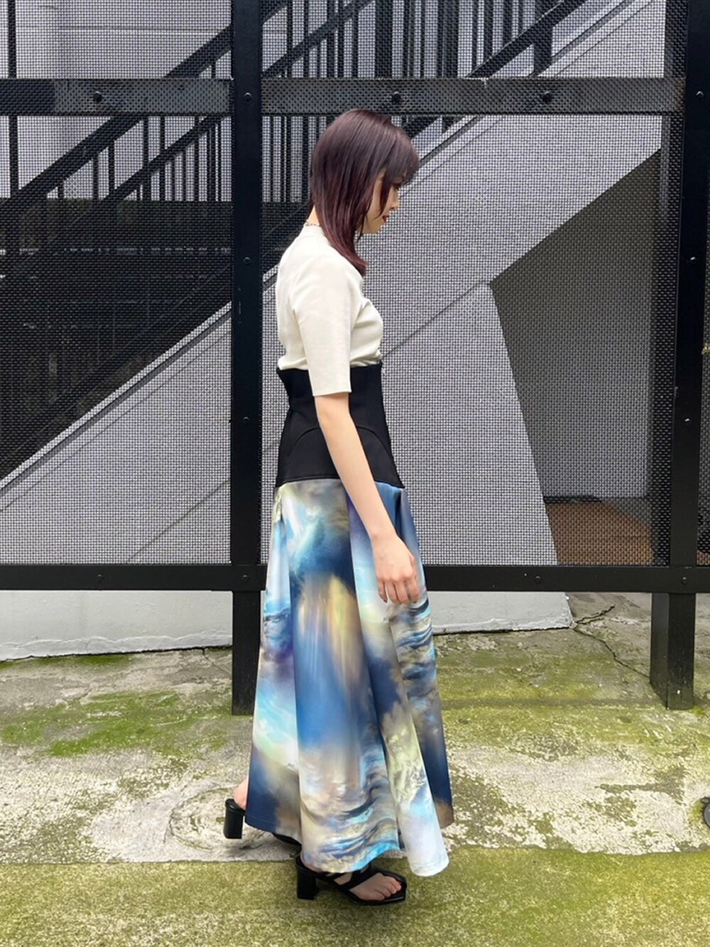 ホワイト系のニット/セーター、その他のスカートを着用したレディースの春コーディネートの4枚目の写真