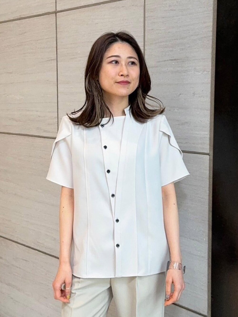 ベージュ系のシャツ/ブラウスを着用したレディースの春コーディネートの7枚目の写真