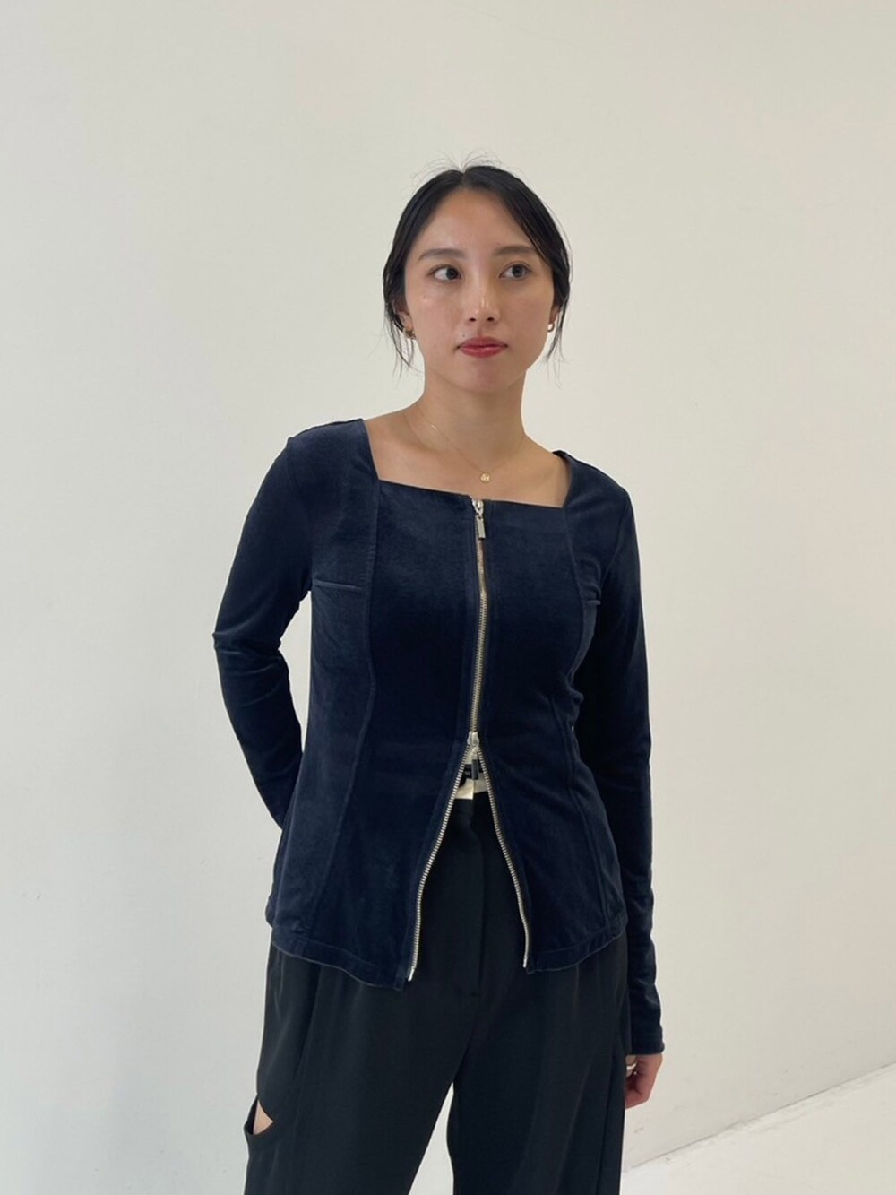 ブラック系のその他パンツ、ブルー系のTシャツ/カットソーを着用したレディースの秋コーディネートの4枚目の写真