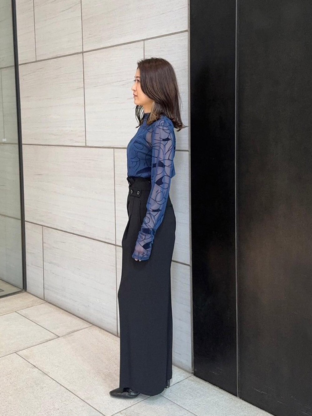 ブルー系のTシャツ/カットソー、ブラック系のスラックスを着用したレディースの春コーディネートの2枚目の写真