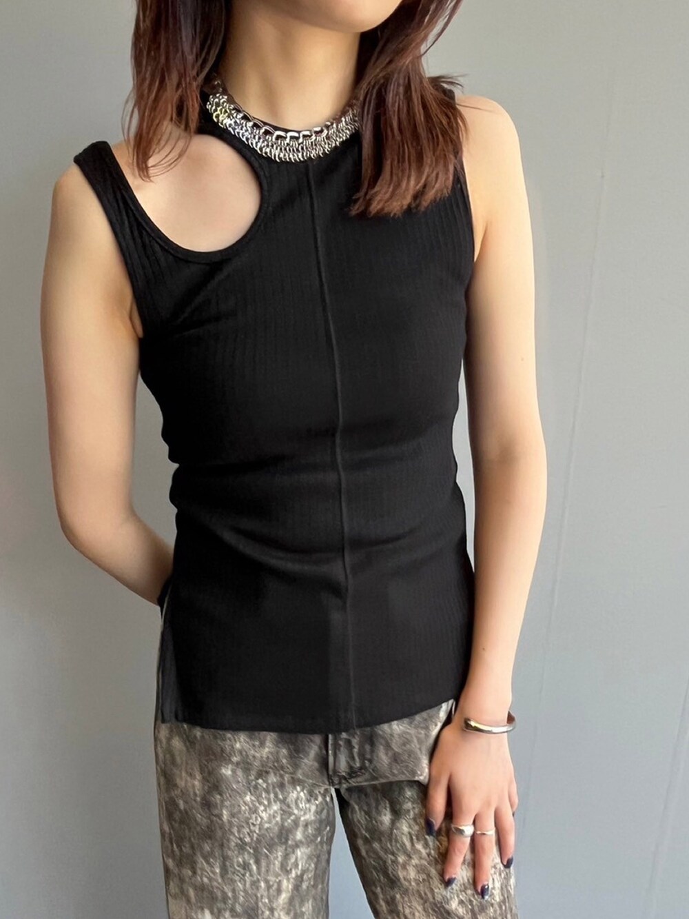 ブラック系のタンクトップ、その他のデニムパンツを着用したレディースの夏コーディネートの3枚目の写真