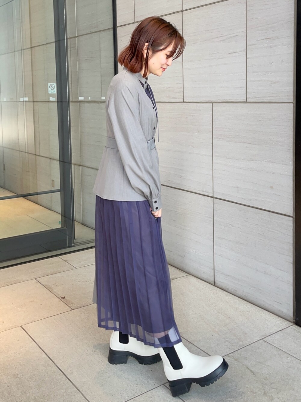 グレー系のシャツワンピースを着用したレディースの春コーディネートの4枚目の写真