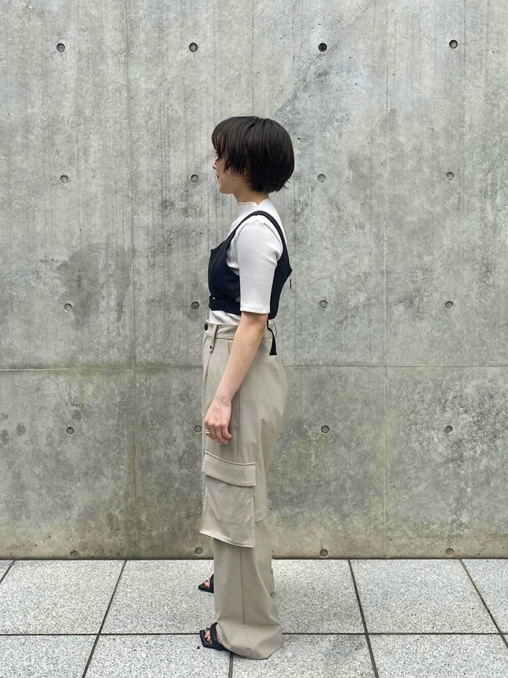 ホワイト系のTシャツ/カットソー、ブラック系のベストを着用したレディースの春コーディネートの2枚目の写真