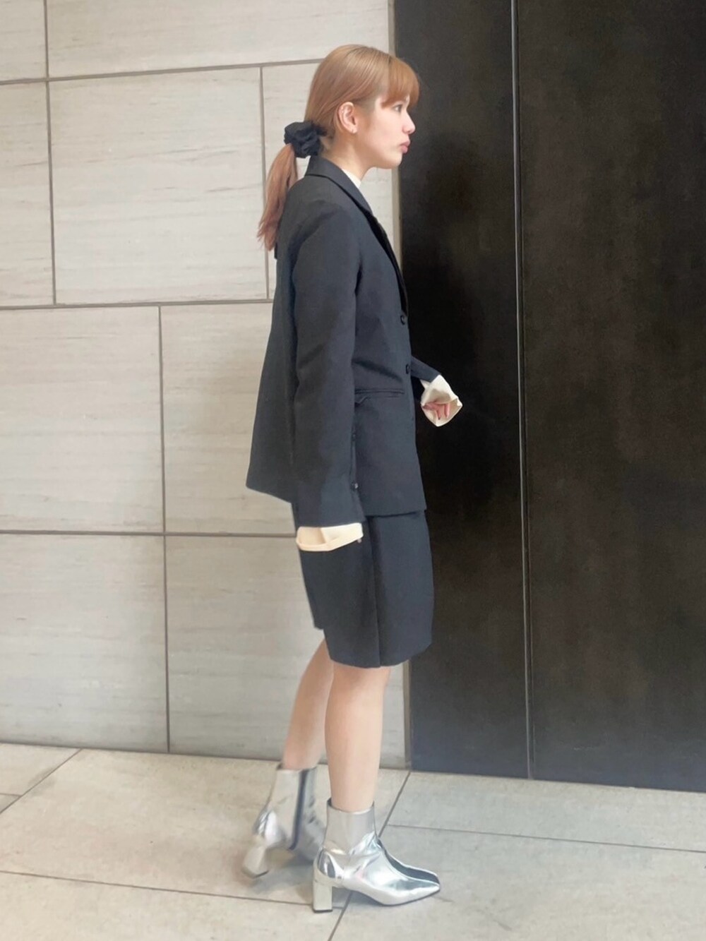 ブラック系のテーラードジャケット、ブラック系のその他パンツを着用したレディースの春コーディネートの2枚目の写真