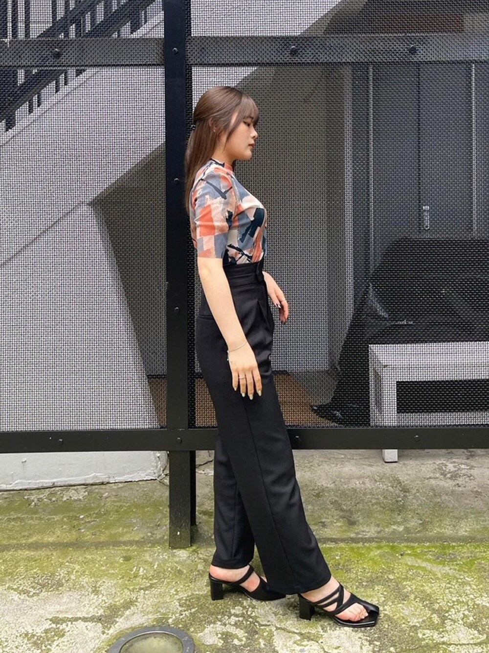 ベージュ系のTシャツ/カットソー、ブラック系のスラックスを着用したレディースの春コーディネートの4枚目の写真