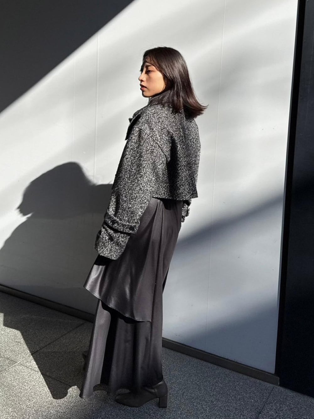 ブラック系のその他アウターを着用したレディースの秋コーディネートの2枚目の写真