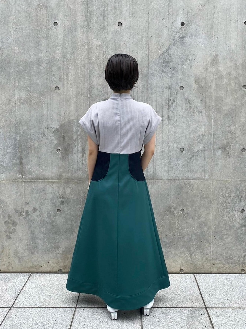 グリーン系のワンピースを着用したレディースの春コーディネートの3枚目の写真