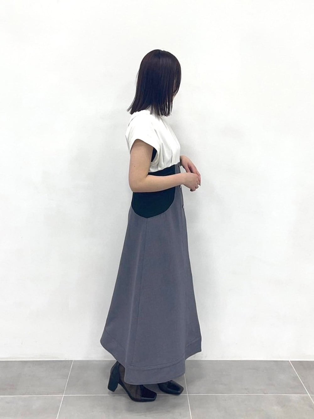 ホワイト系のワンピースを着用したレディースの春コーディネートの4枚目の写真