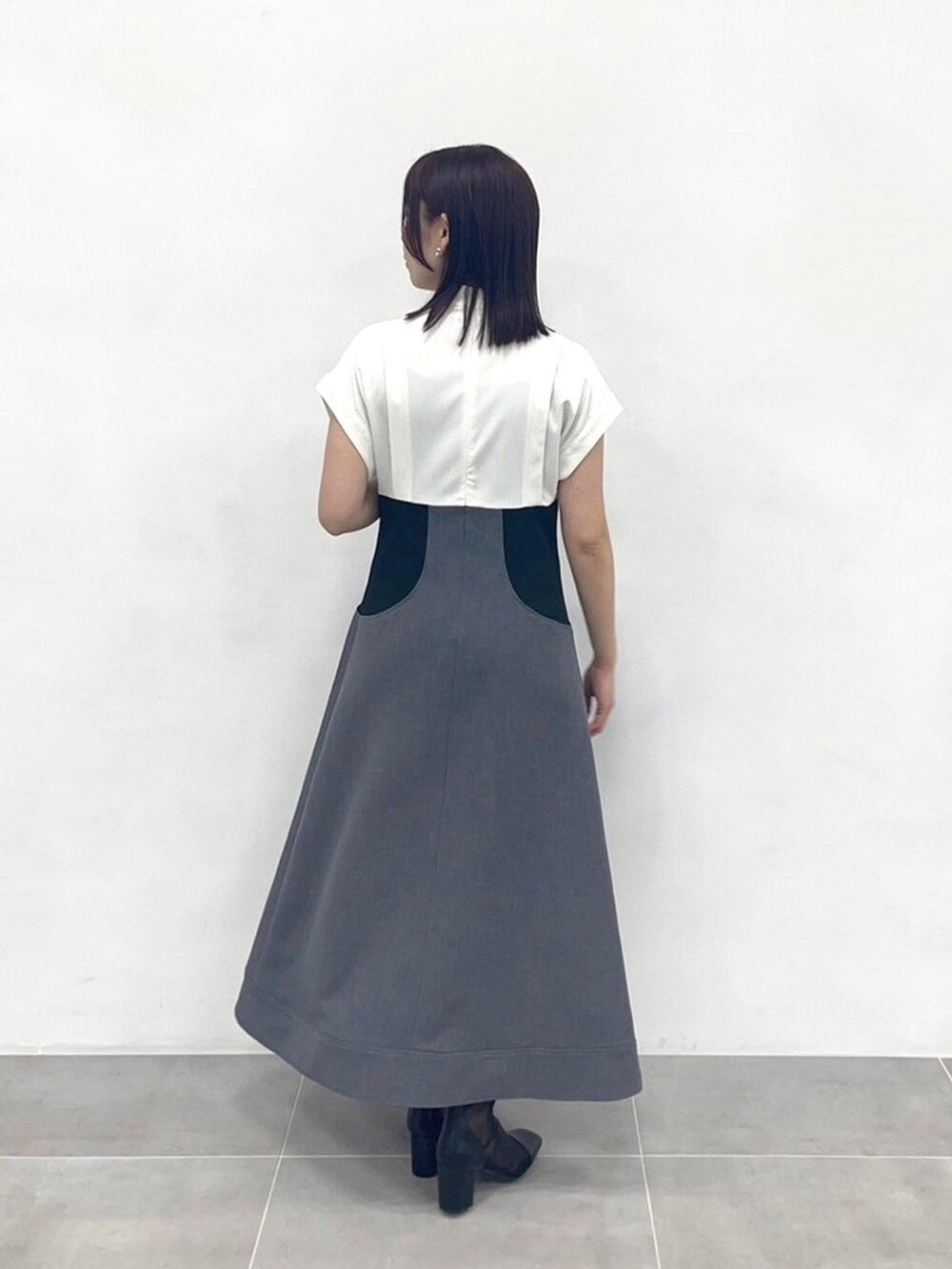 ホワイト系のワンピースを着用したレディースの春コーディネートの3枚目の写真