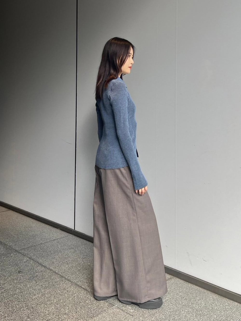 ブルー系のニット/セーター、ブラウン系のその他パンツを着用したレディースの秋コーディネートの2枚目の写真