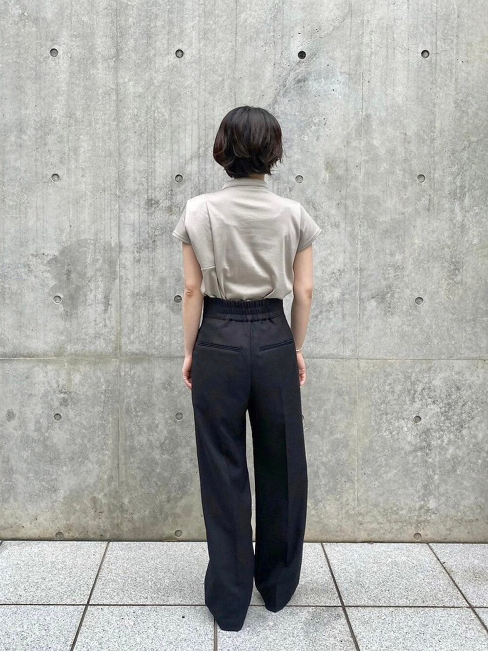 ベージュ系のTシャツ/カットソーを着用したレディースの春コーディネートの3枚目の写真