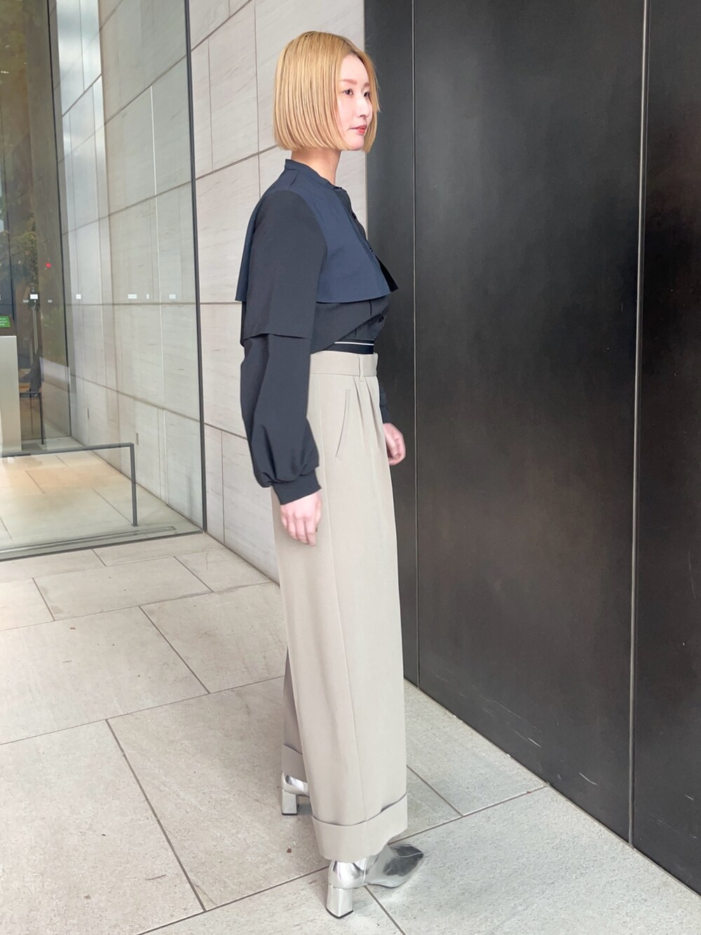 ブラック系のシャツ/ブラウス、ベージュ系のその他パンツを着用したレディースの春コーディネートの4枚目の写真