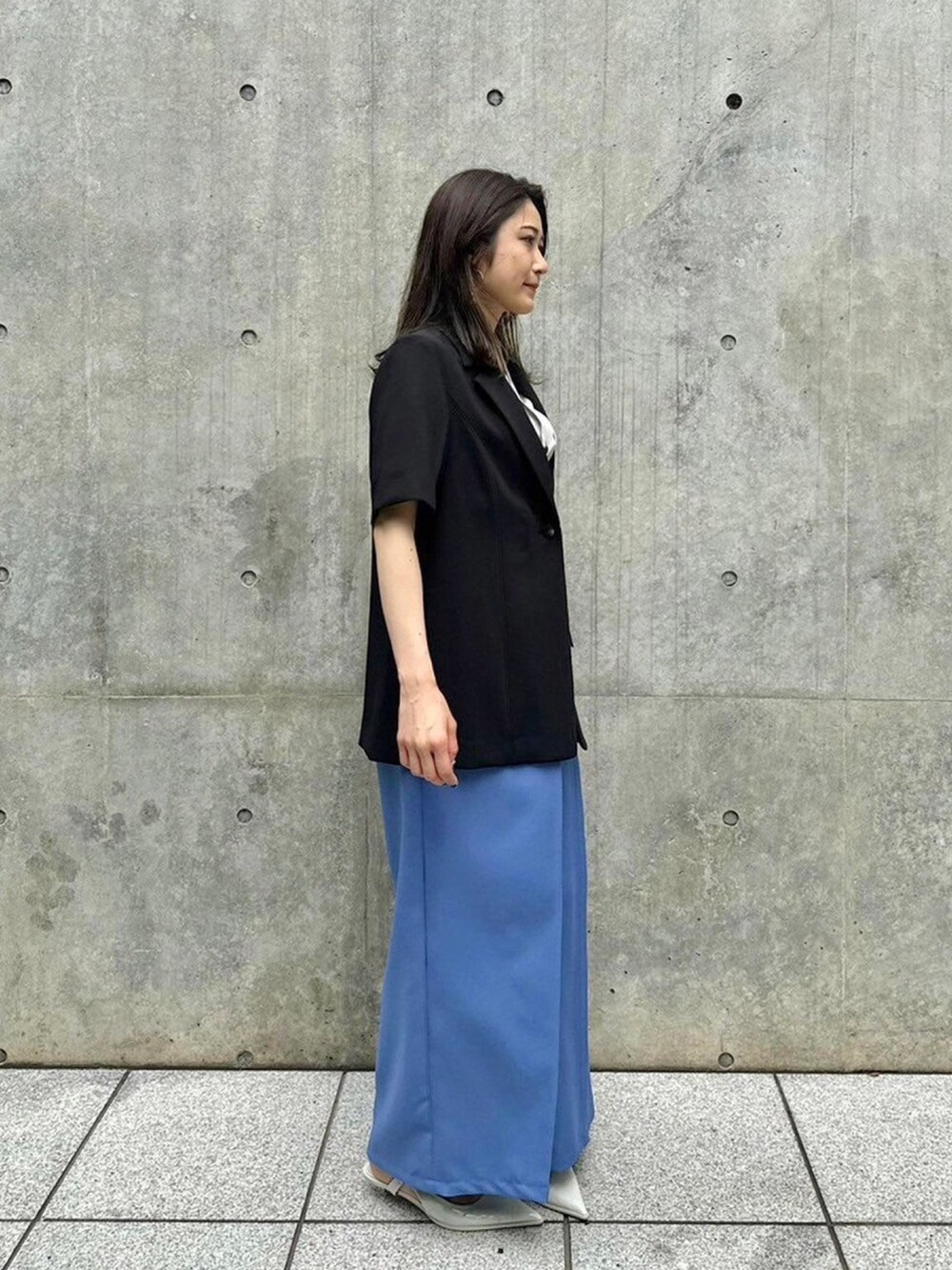 ブラック系のテーラードジャケットを着用したレディースの春コーディネートの4枚目の写真