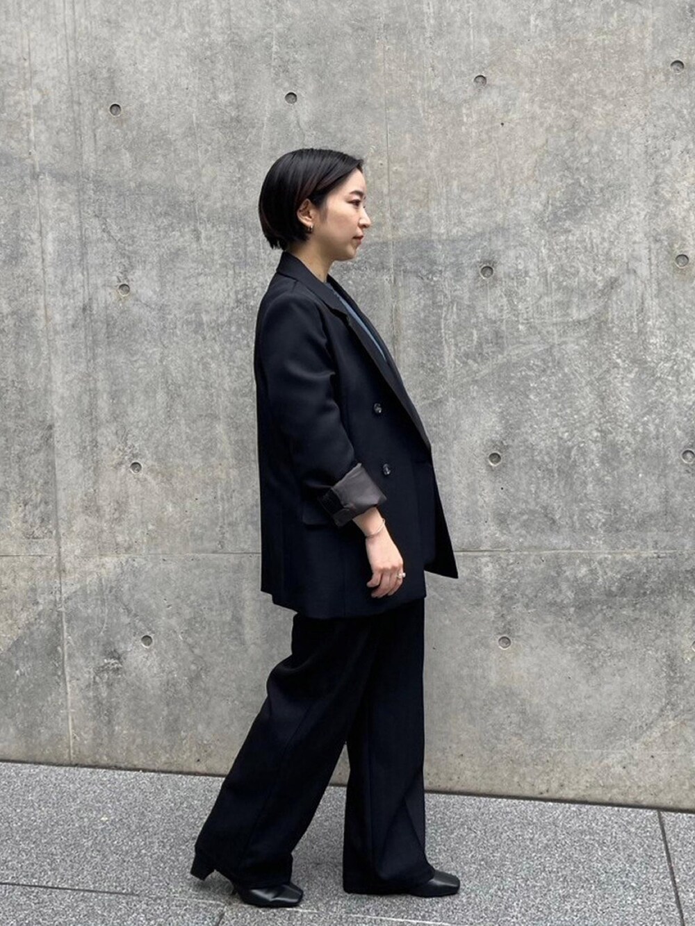ブラック系のテーラードジャケット、ブラック系のその他パンツを着用したレディースの秋コーディネートの2枚目の写真