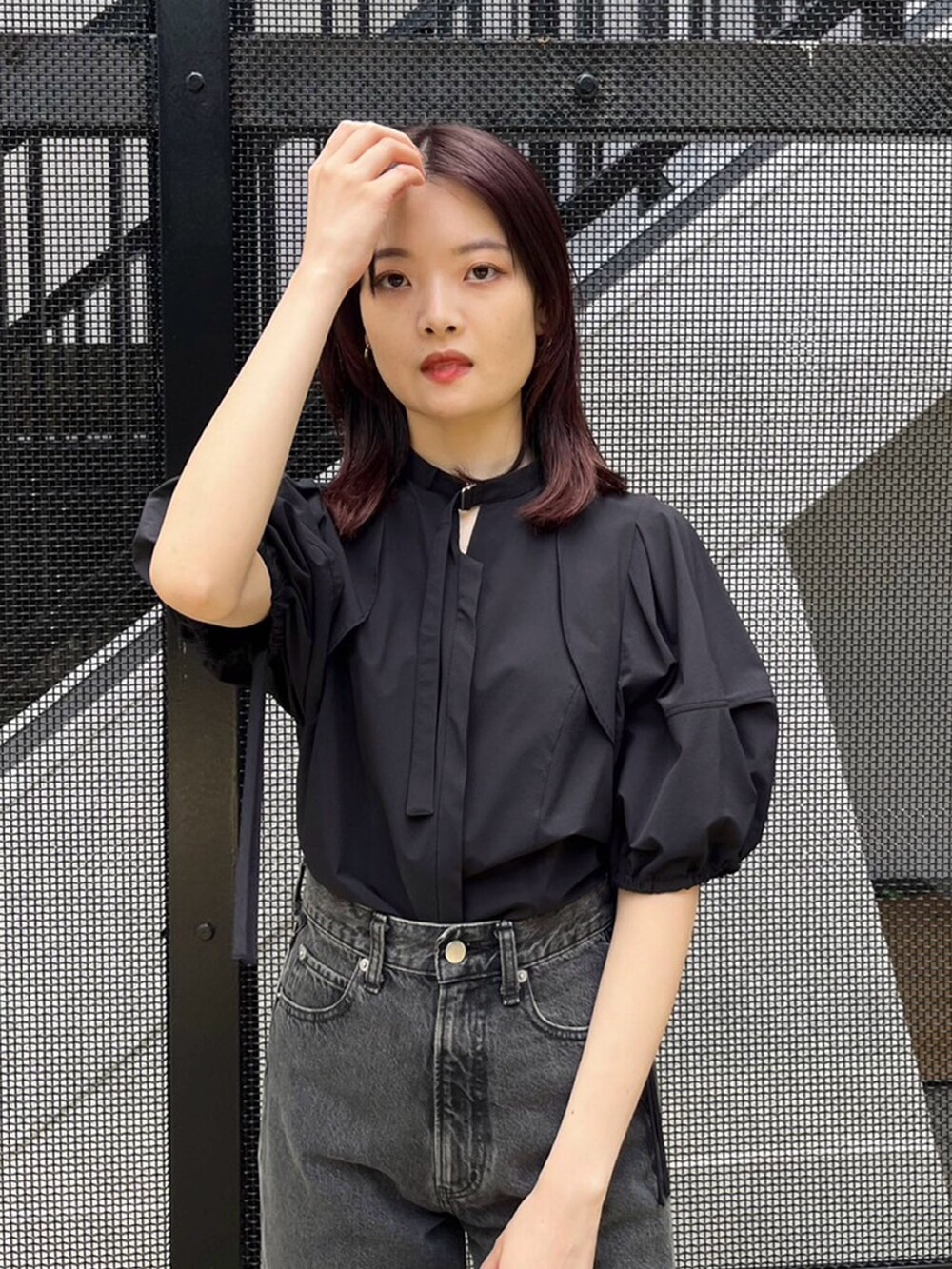 ブラック系のシャツ/ブラウス、ブラック系のデニムパンツを着用したレディースの春コーディネートの5枚目の写真