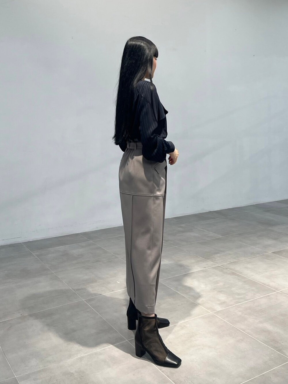 ブルー系のシャツ/ブラウス、グレー系のスカートを着用したレディースの秋コーディネートの3枚目の写真