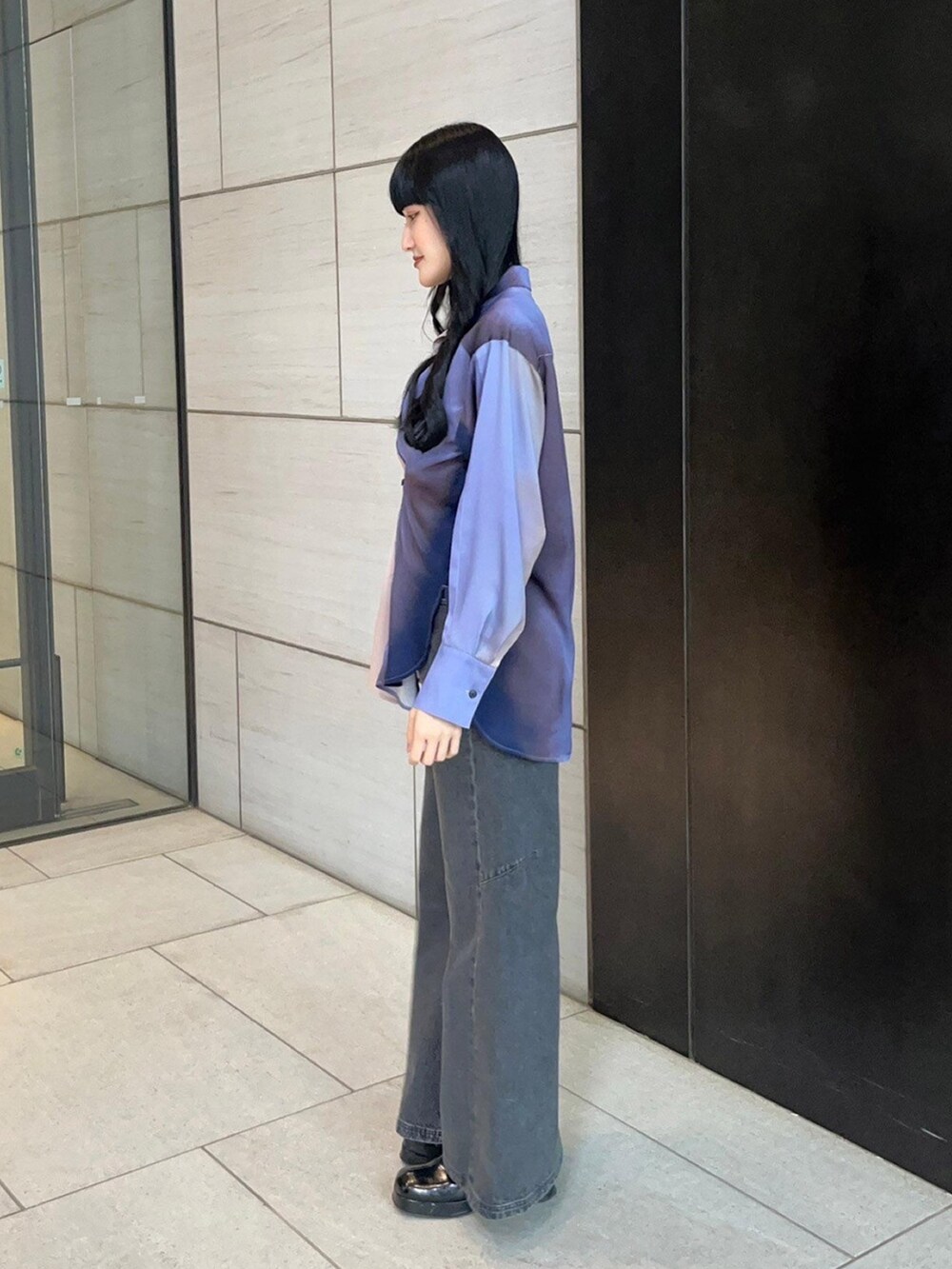 パープル系のシャツ/ブラウス、ブラック系のデニムパンツを着用したレディースの春コーディネートの2枚目の写真