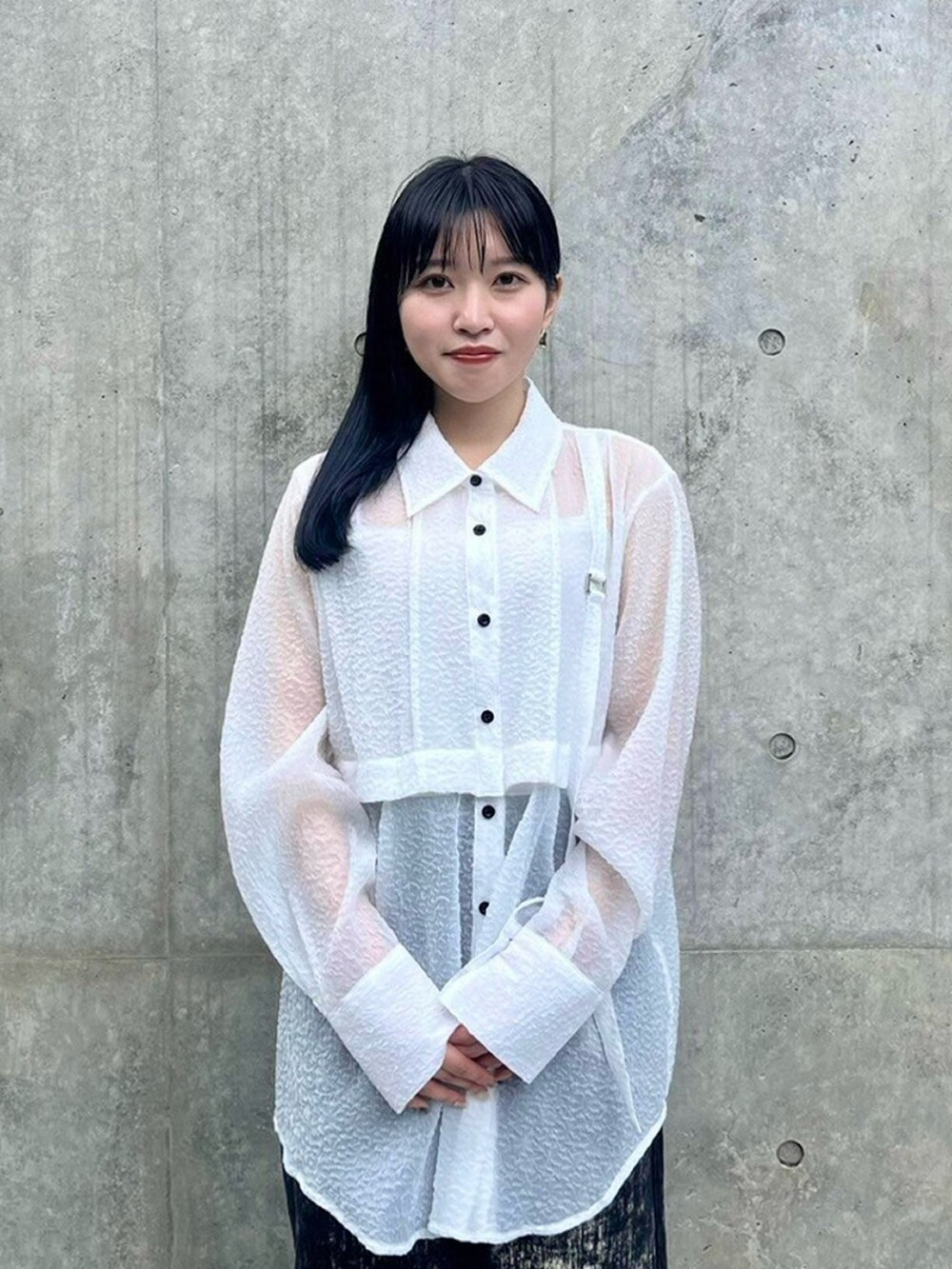 ホワイト系のシャツ/ブラウスを着用したレディースの春コーディネートの5枚目の写真